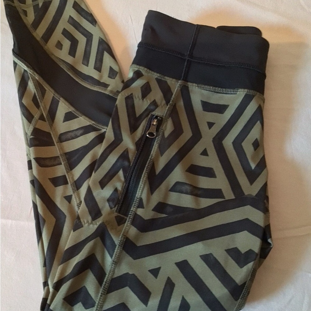 Lululemon Sz 4 Inspire Tight II Chevron Shuffle/Fatigue Green Leggings 7/8
